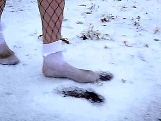 Fotenie fetišov v snehu s vysokými podpätkami a vlnitými ponožkami