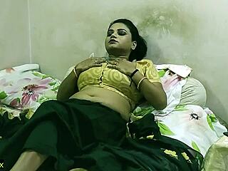 Una casalinga indiana si diverte a fare sesso in sari con un bellissimo ragazzo del paese