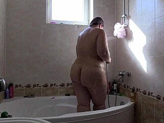 Amatør vakre fete kvinner blir våt og vill i badet med såpeskum