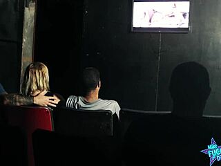 Ein verfluchter Mann nimmt seine Frau mit in ein Porno-Kino für einen wilden Dreier mit Fremden