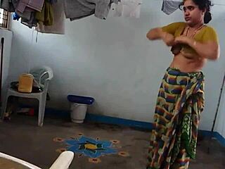 Een harige Indiase vrouw kleedt zich uit en pronkt met haar oksels in een HD-video