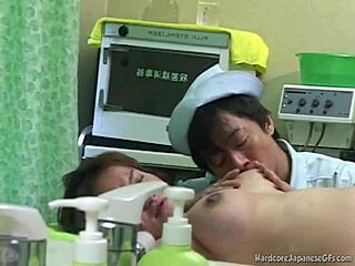 아마추어 일본 여자애는 남자 간호사들에 의해 질을 고 니다