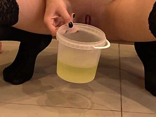 Russisk blondine hengier seg til fetish-utstyr og fingering etter en gyllen dusj