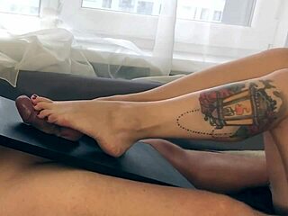 Heimgemachtes Fußjobb-Video einer sexy Milf mit heißen Beinen
