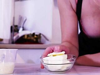 Gadis kulit putih amatir dalam pakaian dalam memasak telanjang di dapur
