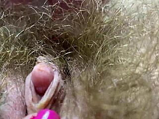 Kinky solo masturbacija z velikim klitorisom in dlakavim grmovjem