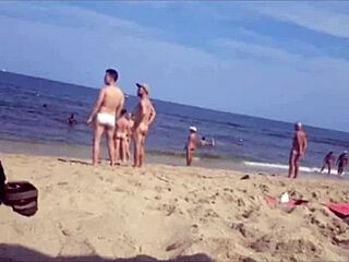 Sammanställning av dold kamera action på en naken gay-strand