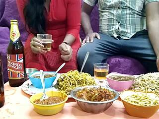 Indyjska pokojówka jest ruchana podczas jedzenia w domowym filmie