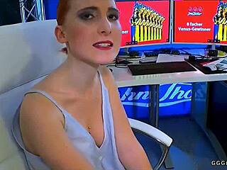 Лиа Луиза, аматерска црвенокоса, добија лизање својих природних груди и дупе и буккака