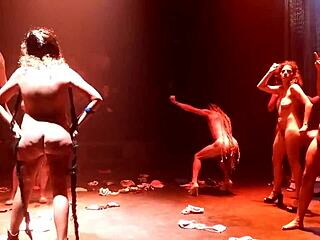 Nudistična predstava v gledališču: protest proti seksu