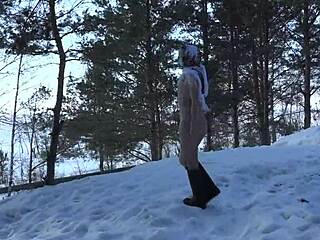 Compilación de fetiches amateur rusos con una ducha dorada y orina sobre nieve blanca