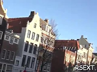 Naughty blondi viettelee ja harrastaa seksiä Amsterdamin punaisessa kaupunginosassa