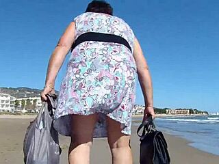 Tlustá žena v roztrhaných nohavičkách sa predvádza na verejnosti pod sukňou