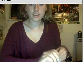 En sexet teenager viser sin stramme røv frem på webcam for fansene