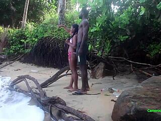 Ein ebenholz-Jugendlicher wird am Kiri-Strand in der Öffentlichkeit brutal anal und anal gefickt