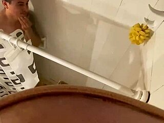 Η κρυφή κάμερα του Viajes καταγράφει το μπάνιο του ξενώνα