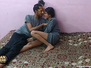 O adolescentă indiană excitată lingă și face sex cu păsărica iubitului ei în timp ce geme de plăcere