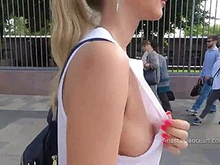 Руска девојка показује своје природне груди у јавности