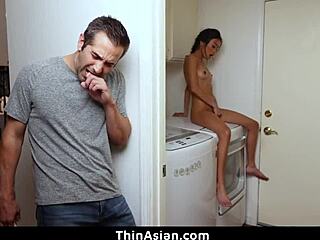 Den søte asiatiske stedsøsteren ble tatt mens hun onanerte på vaskemaskinen - thinasian