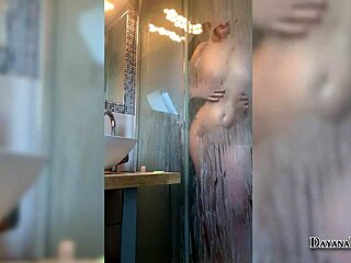 Geile moeder met grote kont masturbeert onder de douche