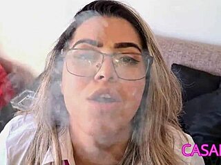 אישה ברזילאית מציגה את כישורי העישון שלה בסרטון פורנו