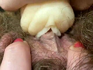 Sprutning og klitoris suger i ekstrem nærbilde POV-video