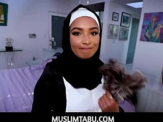 Млада арабка с хиджаб е нова на работа и е готова за малко екшън