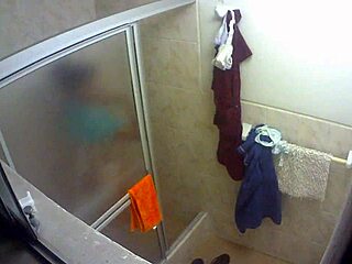 Cameriera amatoriale che fa un bagno in una doccia colombiana