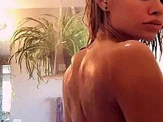 Tette e divertimento sotto la doccia con la pornostar tetona Jessa Rhodes