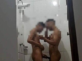 Nya homosexuella män utforskar sina sexuella begär i badrummet