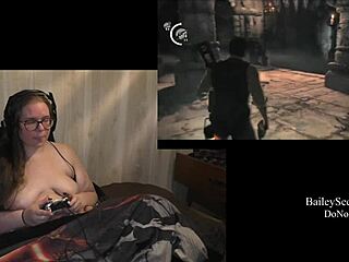 Seorang si rambut coklat yang gemuk dan seksi menghadapi monster dalam permainan video ini