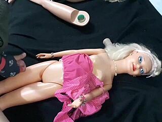 Fetiche real de Mammunecas por bonecas e brinquedos sexuais