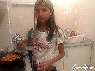 Drobná ruská tínedžerka Gina Gerson uspokojuje svoje kuchynské túžby