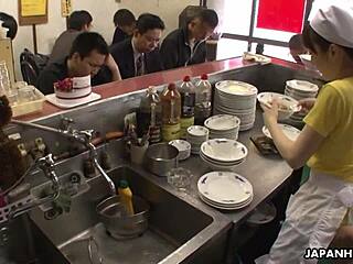 Kažnjavanje pičke u grupnom seksu u orijentalnom restoranu sa amaterskim Japancima
