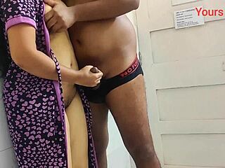 Adolescente indiana viene scopata a pecorina da un grosso cazzo