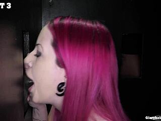 Gotická dívka s hadím jazykem se postaví monstróznímu penisu v kouření a análním sexu