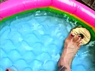 Solo gej video: Moje noge ob bazenu z gubami, da bi ga zadovoljile