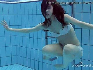 Veřejná zábava u bazénu: Roxalanas ukazuje svou těsnou kundičku