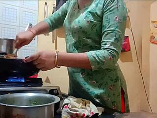 Velika rit indijske žene se jebe med kuhanjem