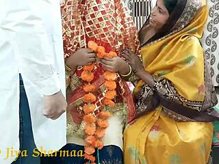 인도 커플의 첫 번째 결혼 밤은 시어머니와 야생적인 쓰리썸으로 끝납니다