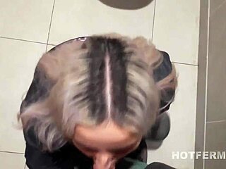 Hjemmelaget video av en blondine som suger av en fremmed på et offentlig bad