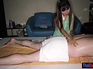 Аматьорска тайландска масажистка дава чувствена ръчна работа и минетка