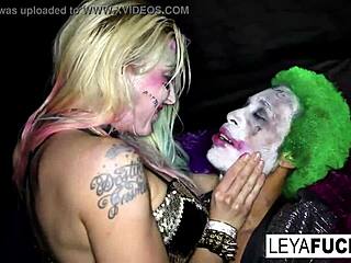 Blonde Pornodarstellerin Quinn Wilde nimmt sich in wilder Sexszene den Joker vor