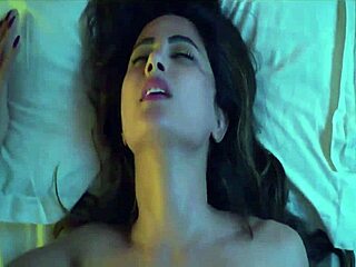 Индијска глумица Хина Кханс први пут пред камером у врућој сцени секса