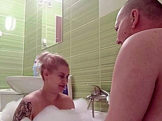 Сексуальная блондинка с большой натуральной грудью дрочит в ванной