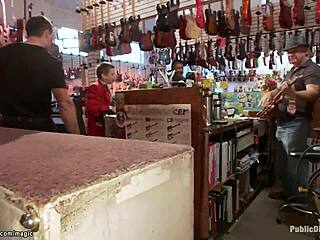 סצנת BDSM מוזרה עם כנועה כבולה שמקבלת זיון אנאלי בחנות גיטרות