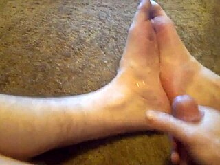 Gay amateur gets his feet covered in cum