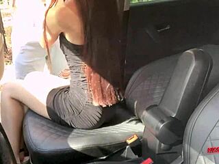 Vidéo POV de sexe en voiture avec une cowgirl par derrière