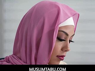 La ragazza araba Bianca in hijab fa un pompino e viene scopata da un cazzo enorme