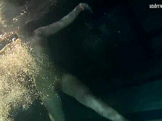 Русская подросток Булава Ложкова демонстрирует свои изгибы в бассейне
